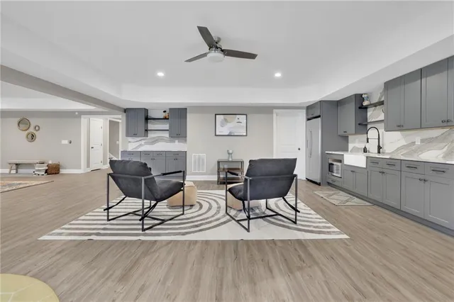 a view of a livingroom with furniture and a ceiling fan
