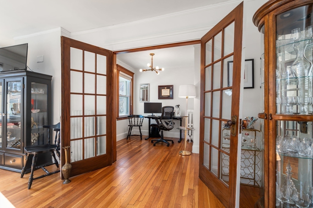 41 Governor Winthrop Road, Unit 1 Somerville, MA 02145 - Photo 5 of 20