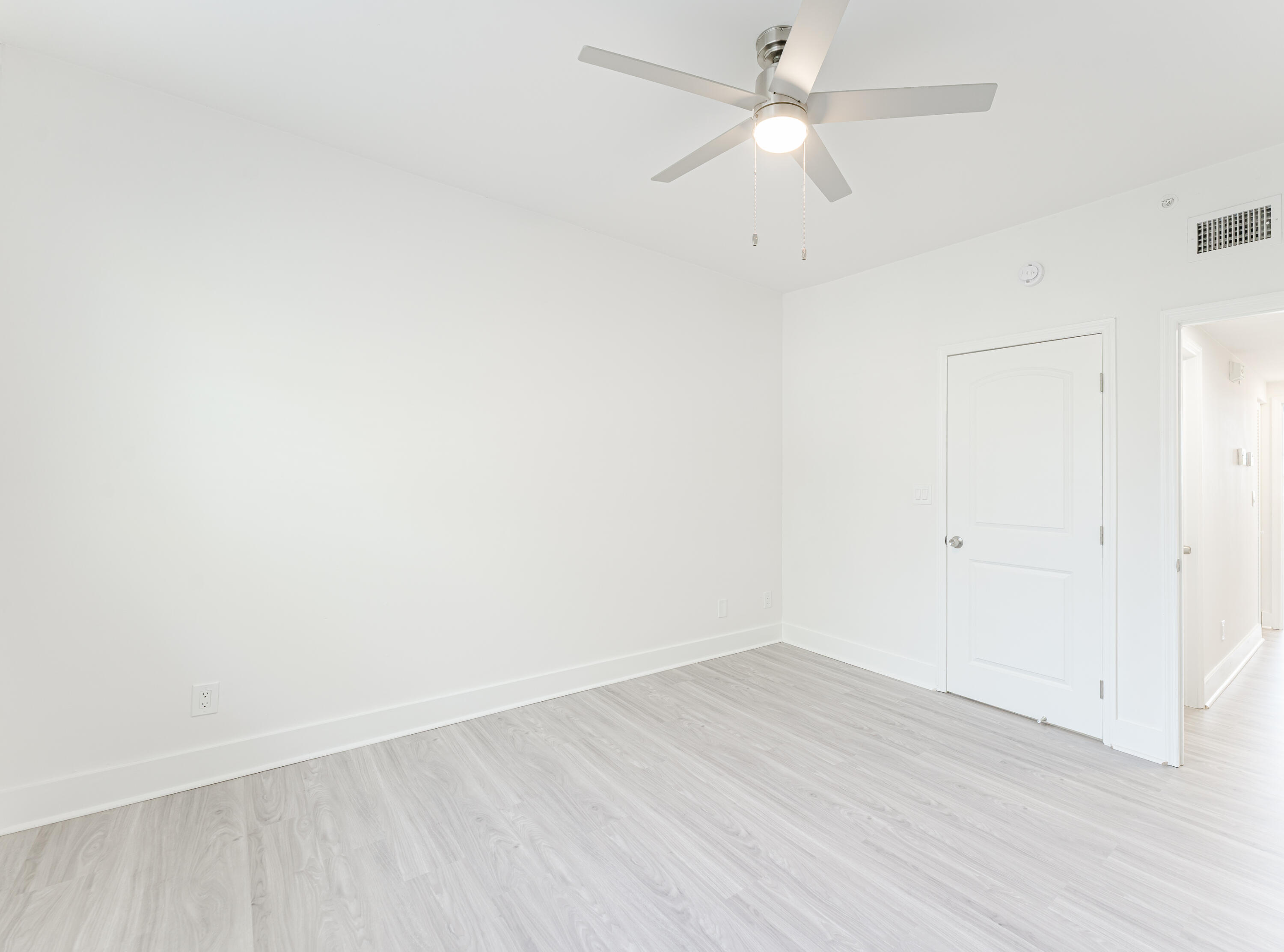 20889 St Andrews Boulevard Boca Raton, FL 33433 - Photo 31 of 46 an empty room with a fan & a ceiling fan
