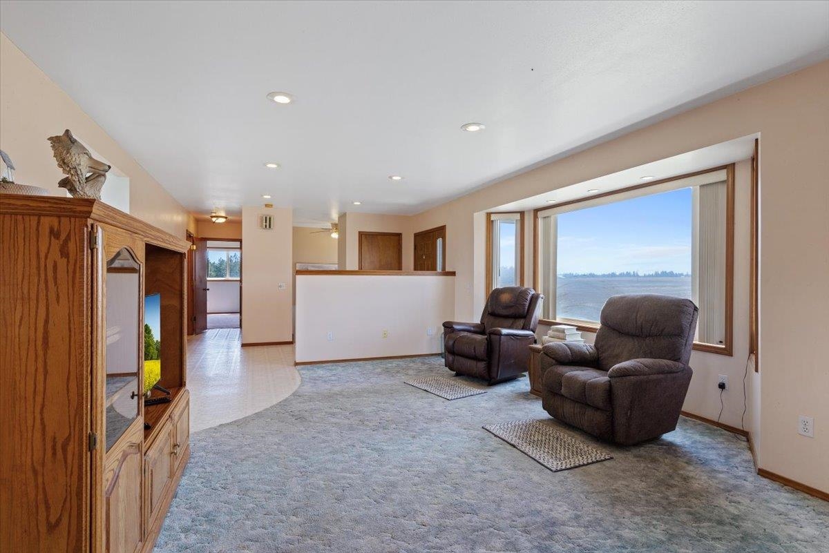 20328 West Jacobs Road Spokane, WA 99224 - Photo 5 of 36