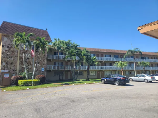 $1,300 | 555 Purdy Lane, Unit 317, Palm Springs, FL 33461