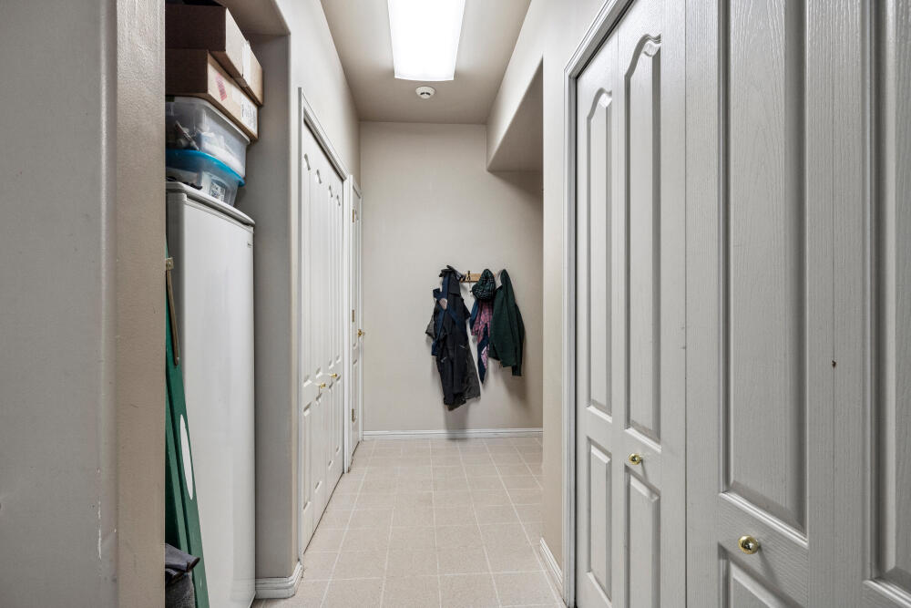 11629 Merganser Road Klamath Falls, OR 97601 - Photo 25 of 50 a view of a walk in closet