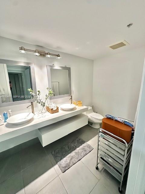 92 Southwest 3rd Street, Unit 1410 Miami, FL 33130 - Photo 8 of 40 MASTER BATHROOM