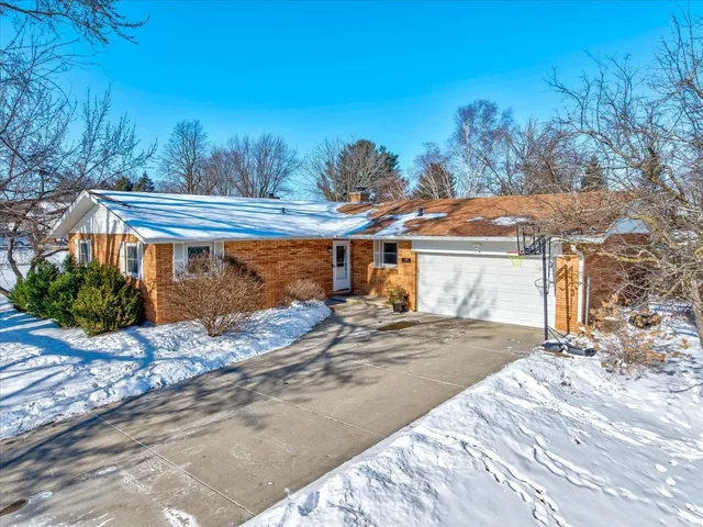 $450,000 | 2718 Hilltop Drive, Sun Prairie, WI 53590