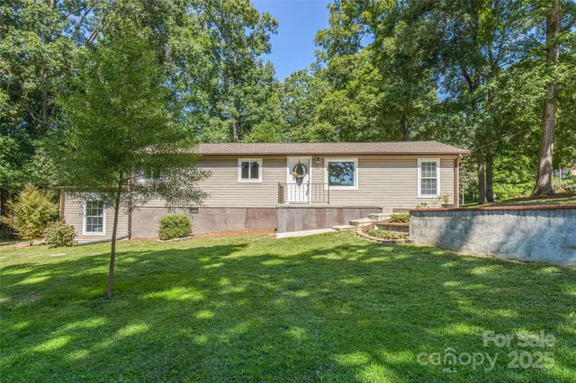 $355,000 | 425 Lyndhurst Drive, Hendersonville, NC 28791