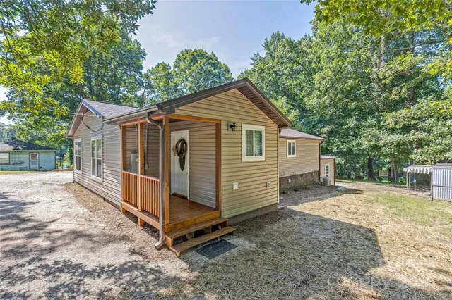 $355,000 | 425 Lyndhurst Drive, Hendersonville, NC 28791