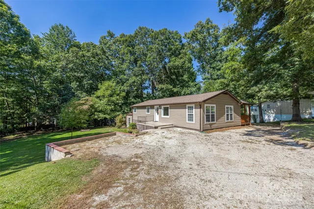 $355,000 | 425 Lyndhurst Drive, Hendersonville, NC 28791