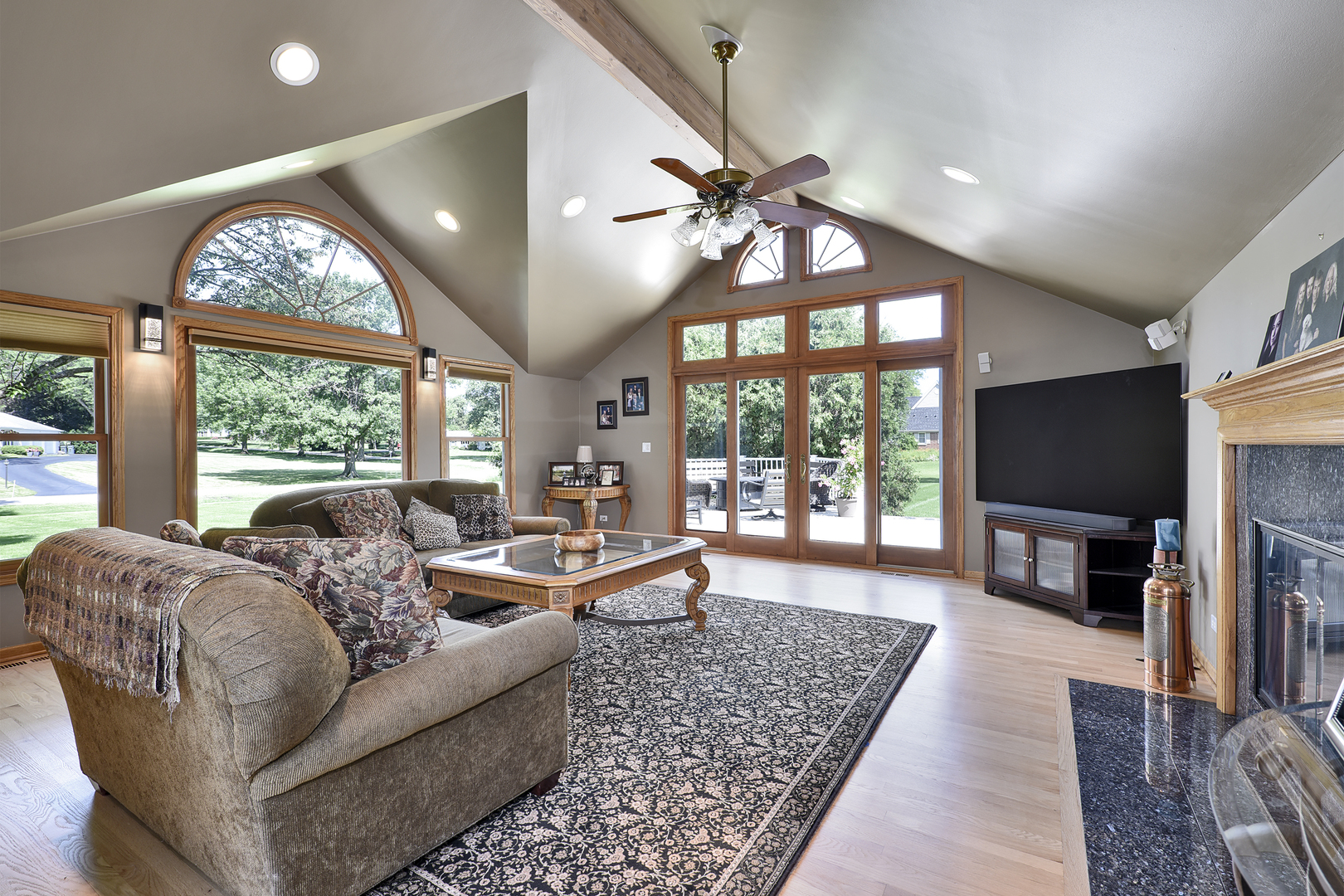 381 Grayfriars Lane Inverness, IL 60067 - Photo 5 of 37