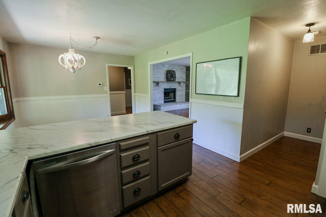 619 Covered Bridge Road Glenarm, IL 62536 - Photo 7 of 31 Gallery Image 7