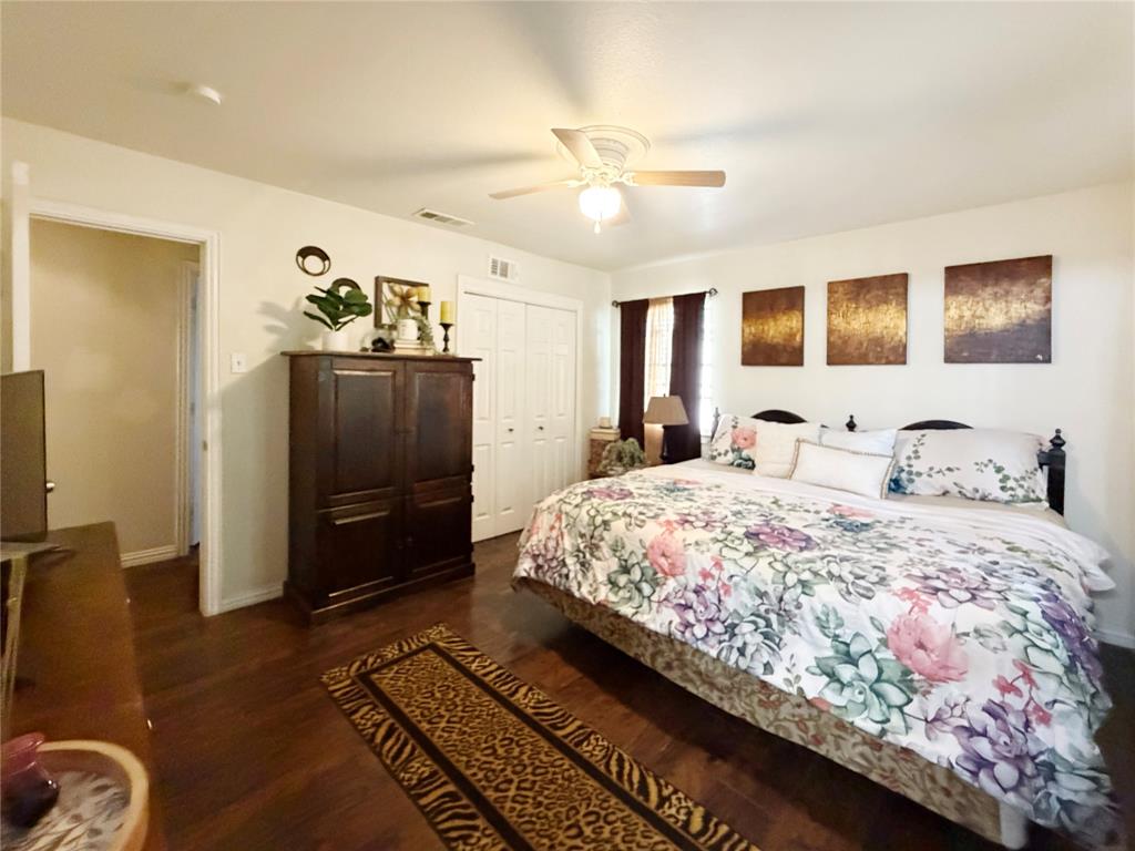 2243 Inca Drive Dallas, TX 75216 - Photo 14 of 24 The primary bedroom offers a private ensuite bathroom.