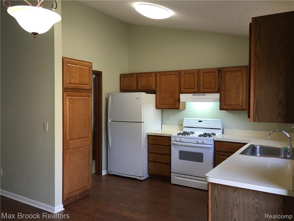 21990 River Ridge Trail, Unit 70 Farmington, MI 48335 - Photo 12 of 27 Kitchen with brand new dishwasher