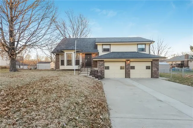 $2,145 | 3025 South 14th Street, Leavenworth, KS 66048