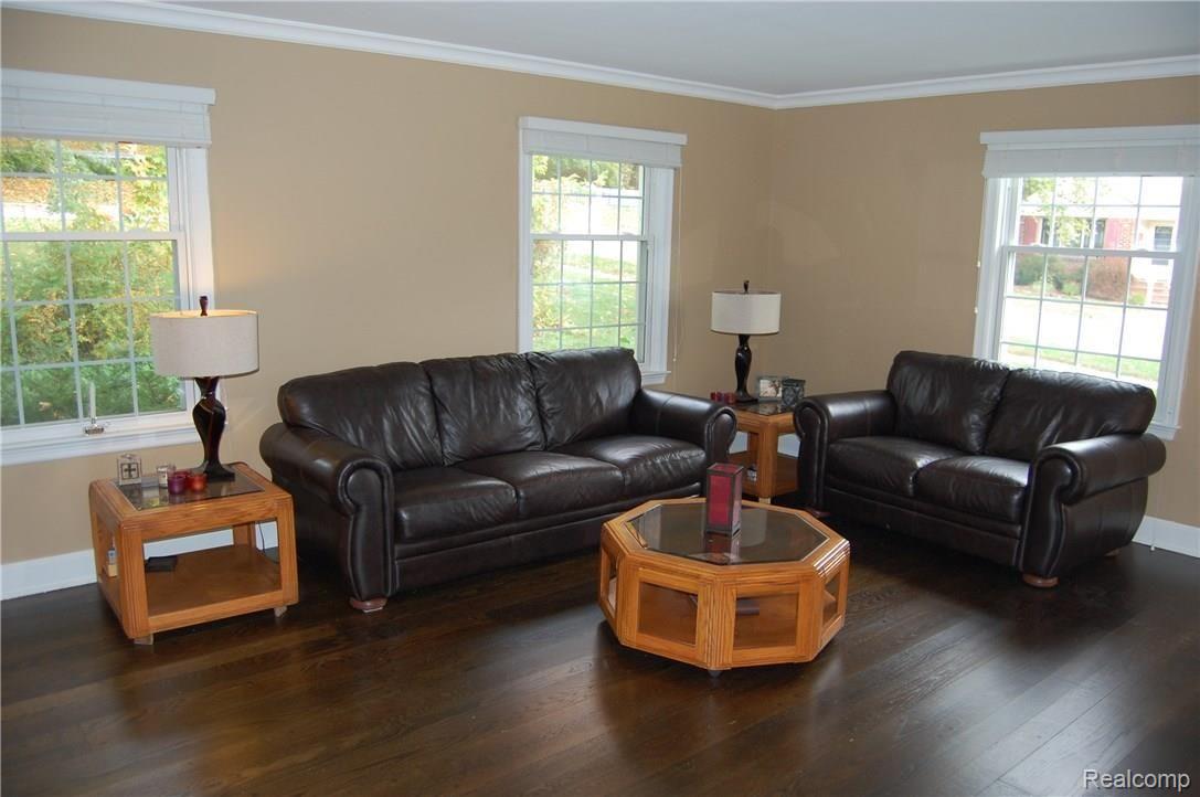 187 Turner Street Romeo, MI 48065 - Photo 13 of 44 Living Room