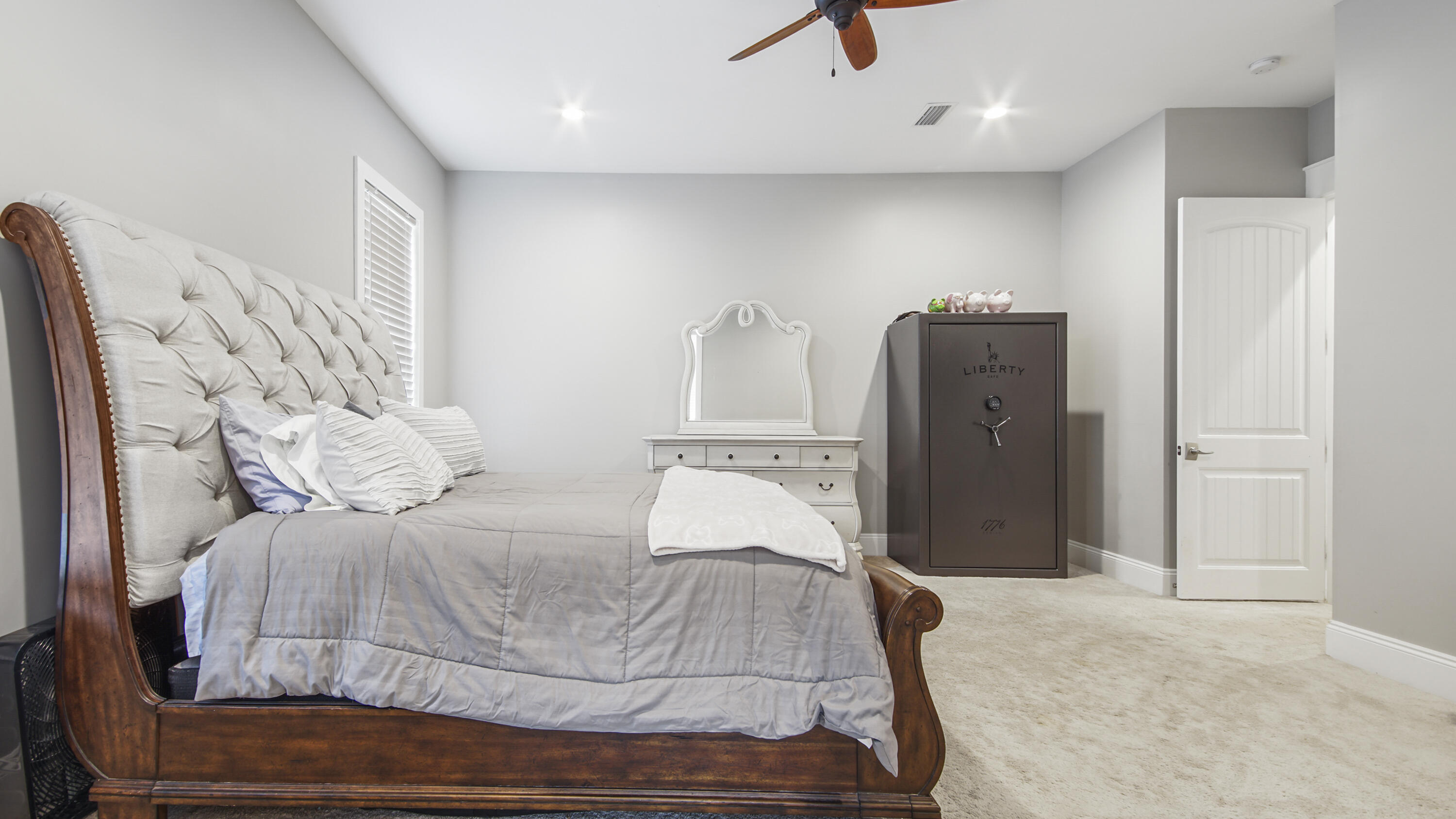 2750 Edwards Road Southport, FL 32409 - Photo 44 of 60 a bedroom with a bed and a dresser