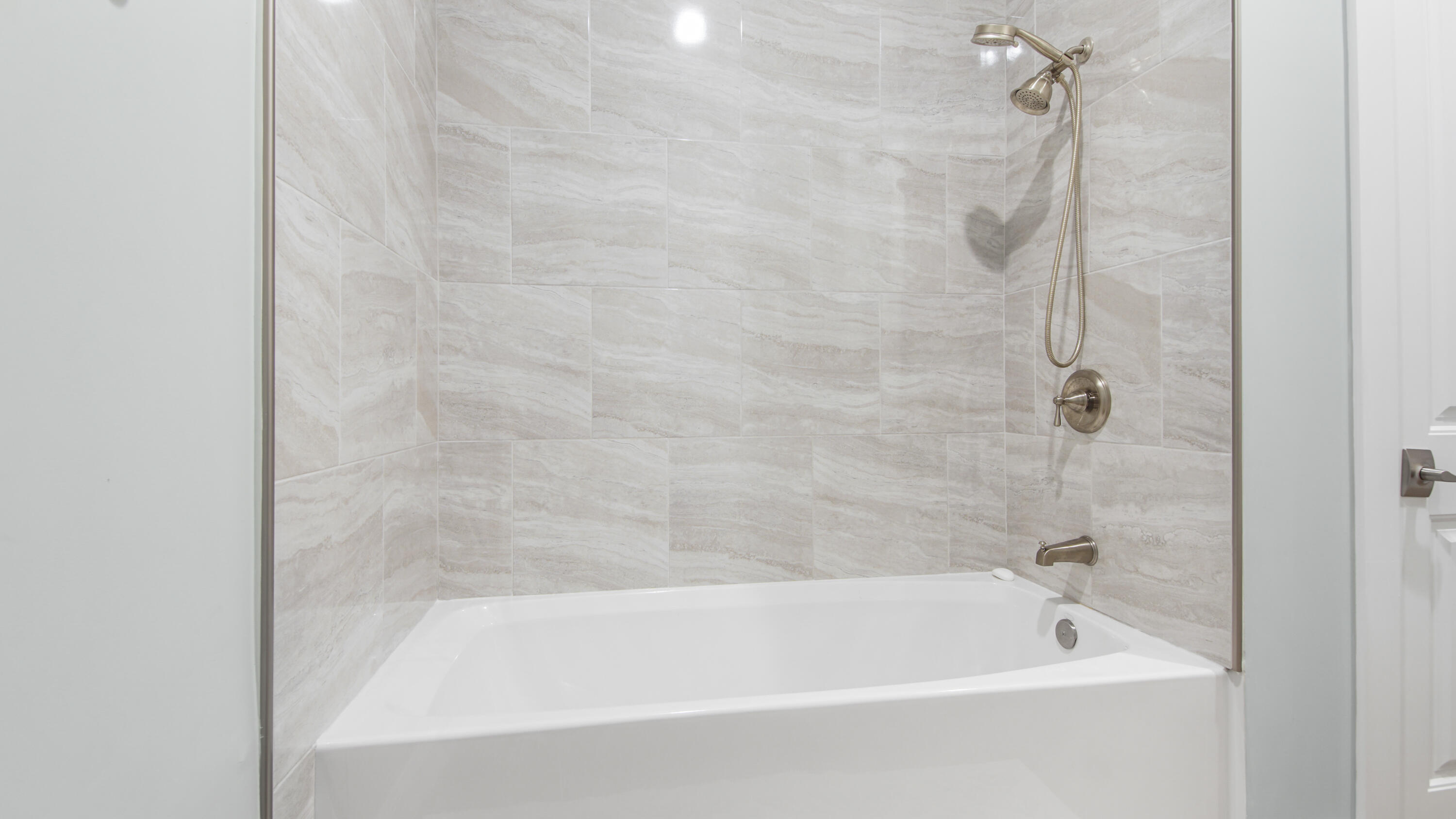 2750 Edwards Road Southport, FL 32409 - Photo 53 of 60 a bathroom with a bathtub