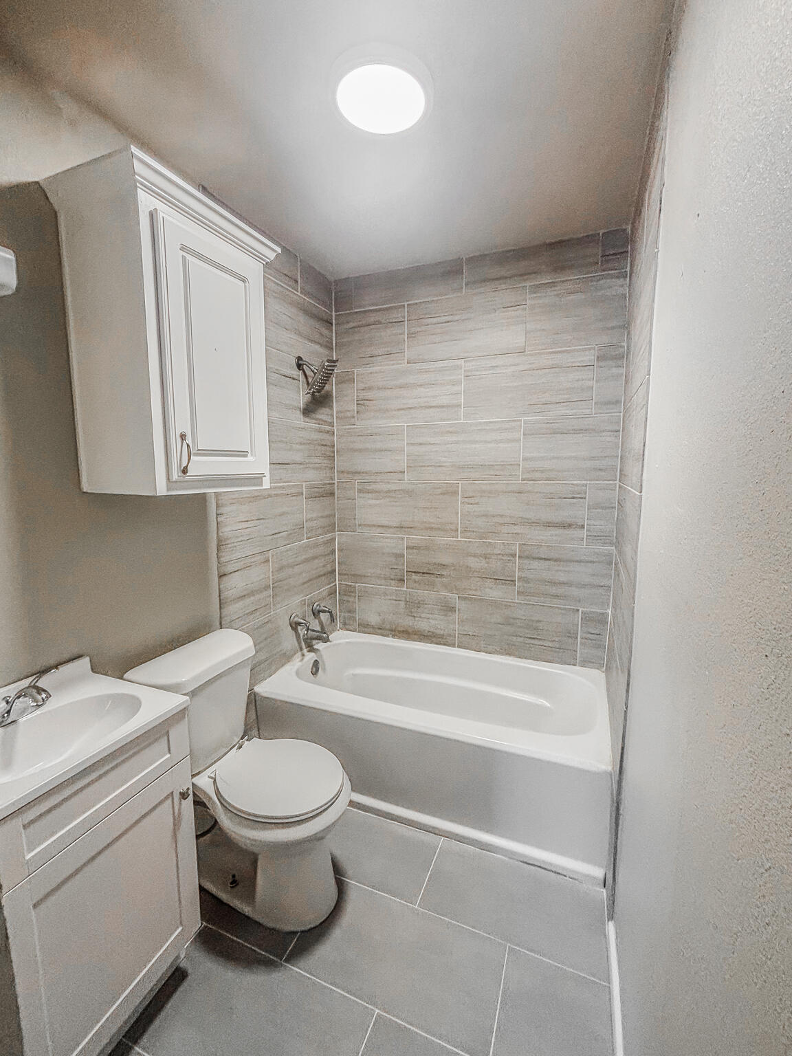505 East 37th Street Lubbock, TX 79404 - Photo 18 of 25 a bathroom with a toilet a sink and bathtub