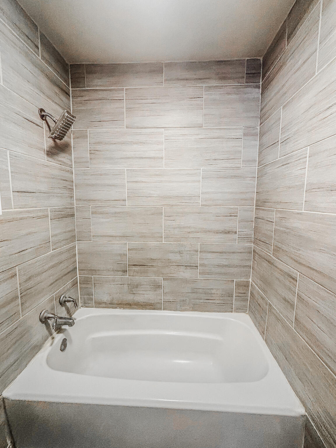505 East 37th Street Lubbock, TX 79404 - Photo 19 of 25 a bathroom with a bathtub