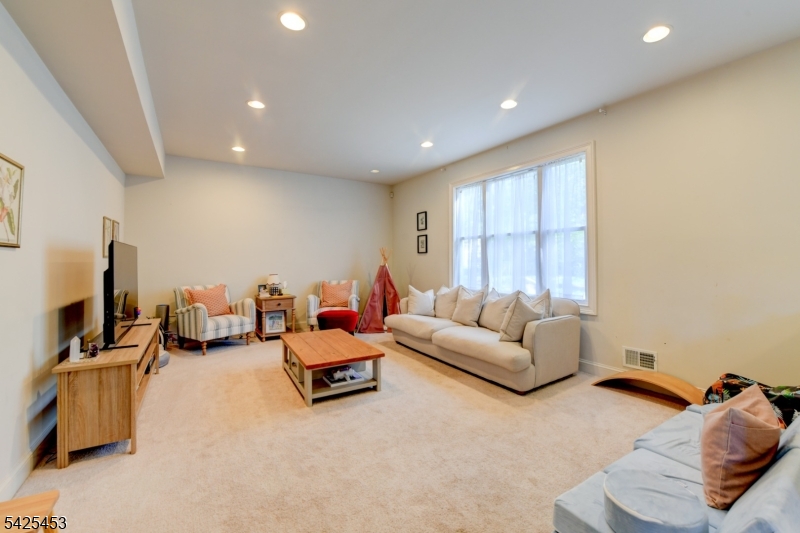 26 Pine Lane Springfield, NJ 07081 - Photo 6 of 20