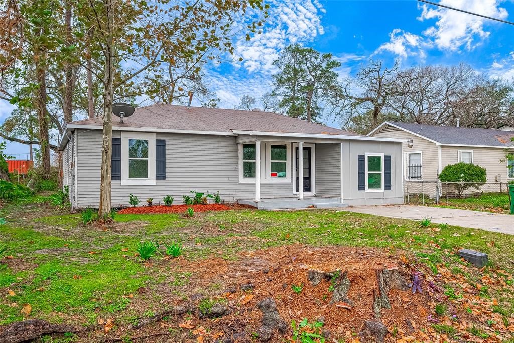 7010 South Hall Street Houston, TX 77028 - Photo 3 of 33 front view of a house with a yard