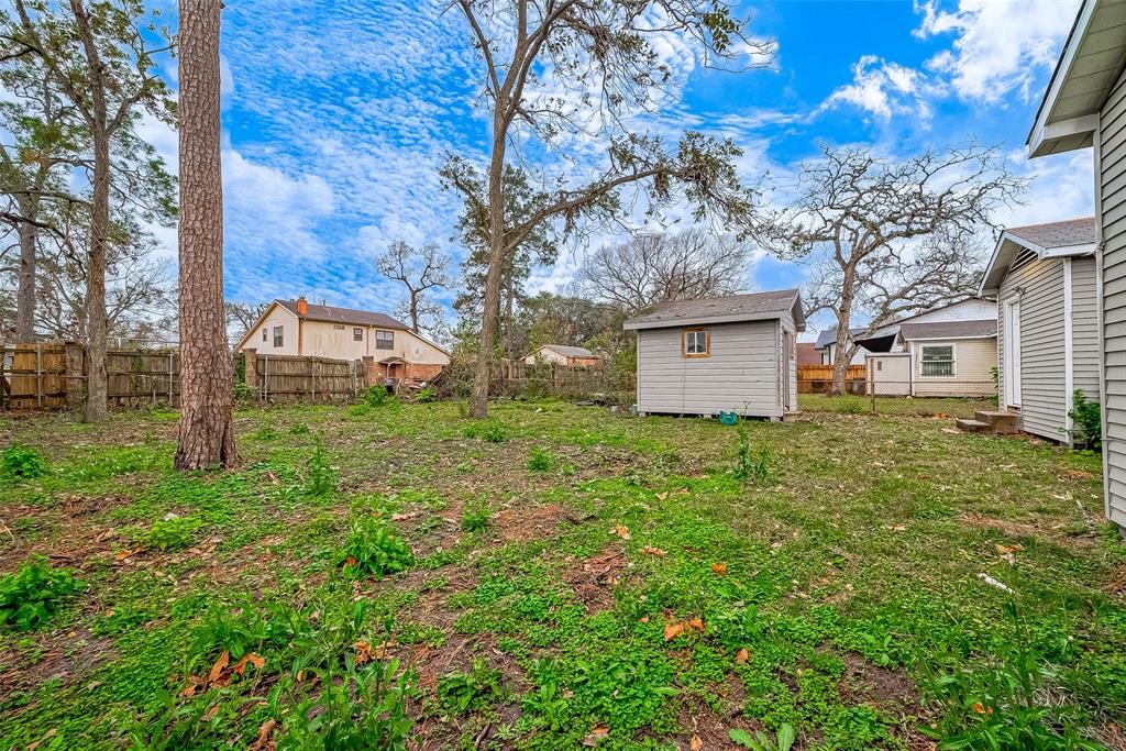 7010 South Hall Street Houston, TX 77028 - Photo 31 of 33 a house view with a garden space