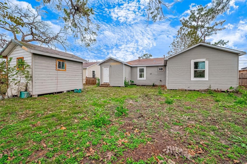 7010 South Hall Street Houston, TX 77028 - Photo 32 of 33 a front view of house with yard and trees all around