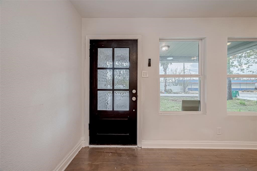 7010 South Hall Street Houston, TX 77028 - Photo 5 of 33 a view of an empty room and window