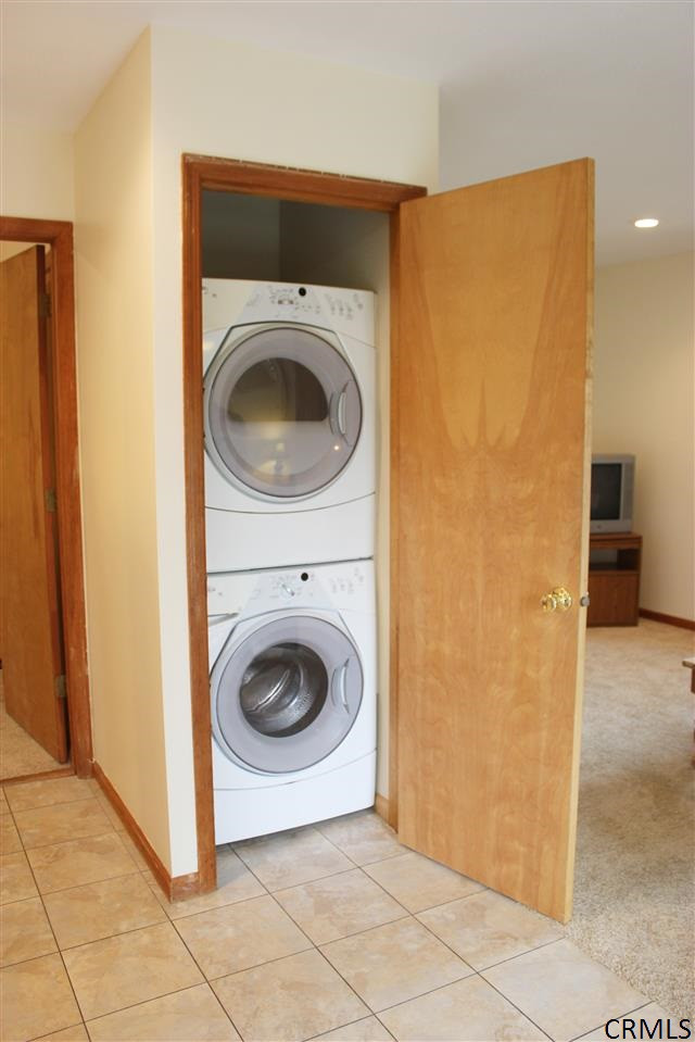 51 Smoke Ridge Road Queensbury, NY 12804 - Photo 19 of 21 Apartment laundry