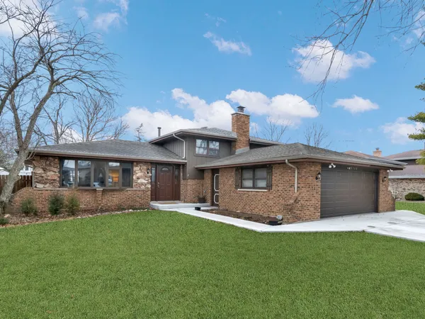 $399,900 | 10732 Meadow Lane, Palos Hills, IL 60465