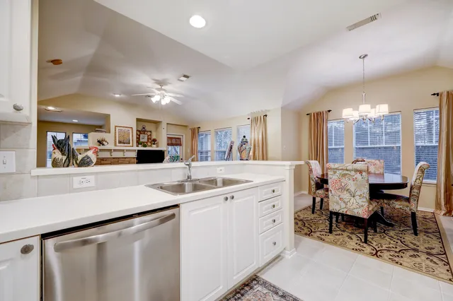 $2,800 | 10 Stone Creek Place, The Woodlands, TX 77382