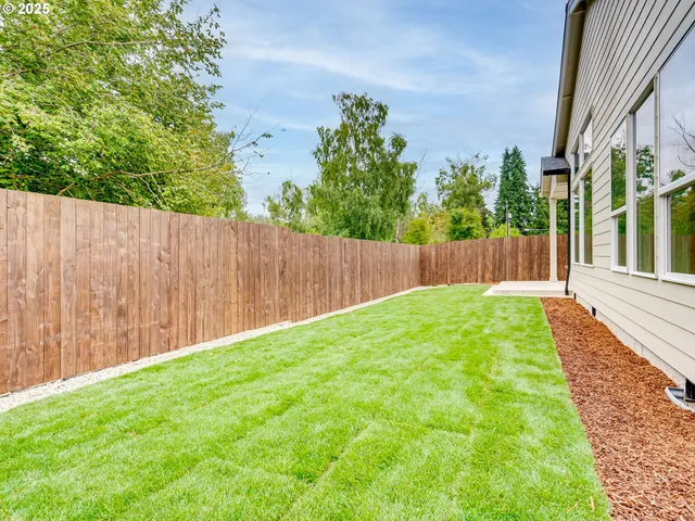 a view of a house with backyard