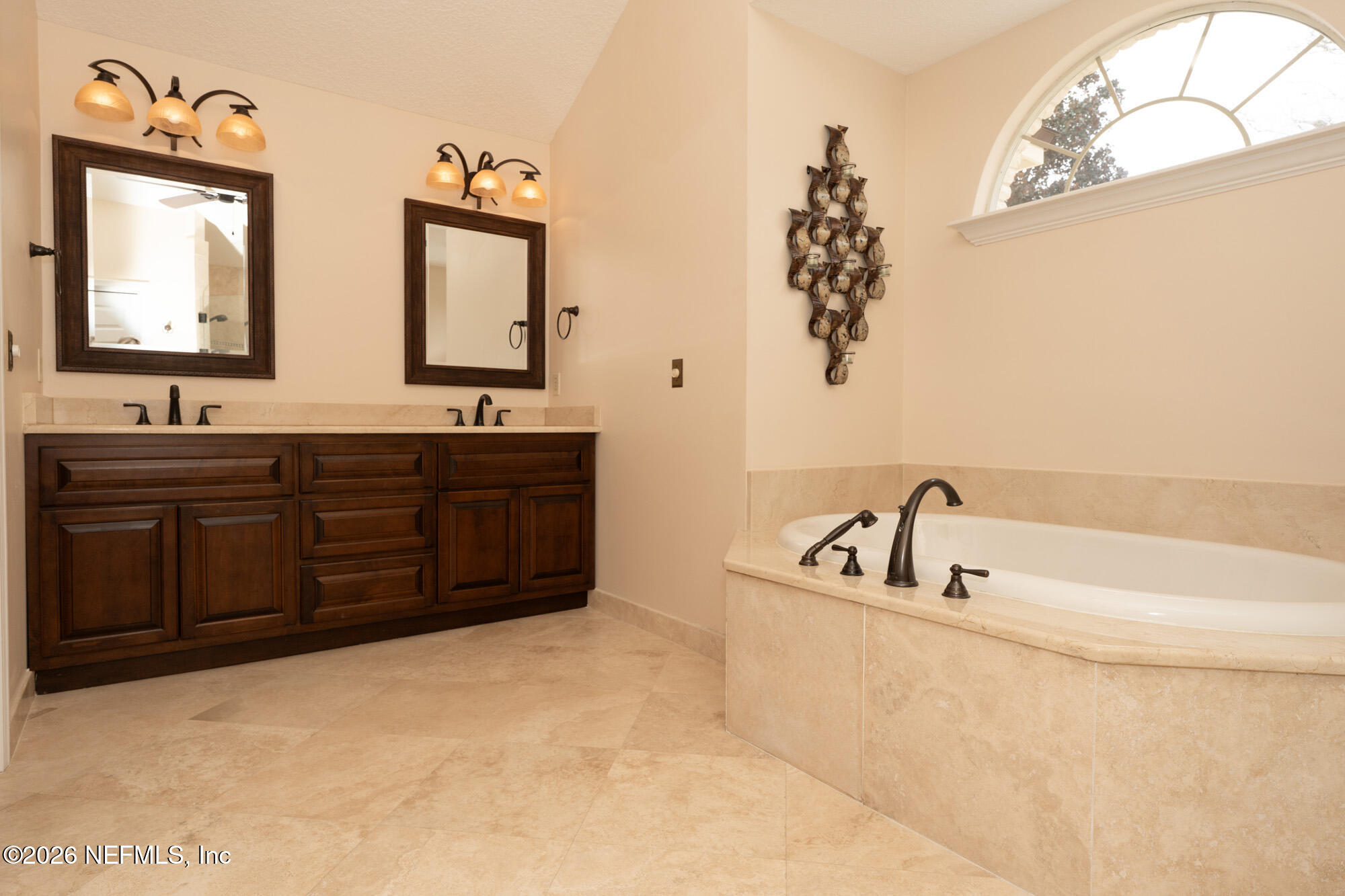 13177 Cricket Cove Road North Jacksonville, FL 32224 - Photo 26 of 39 a bathroom with a sink and a bathtub