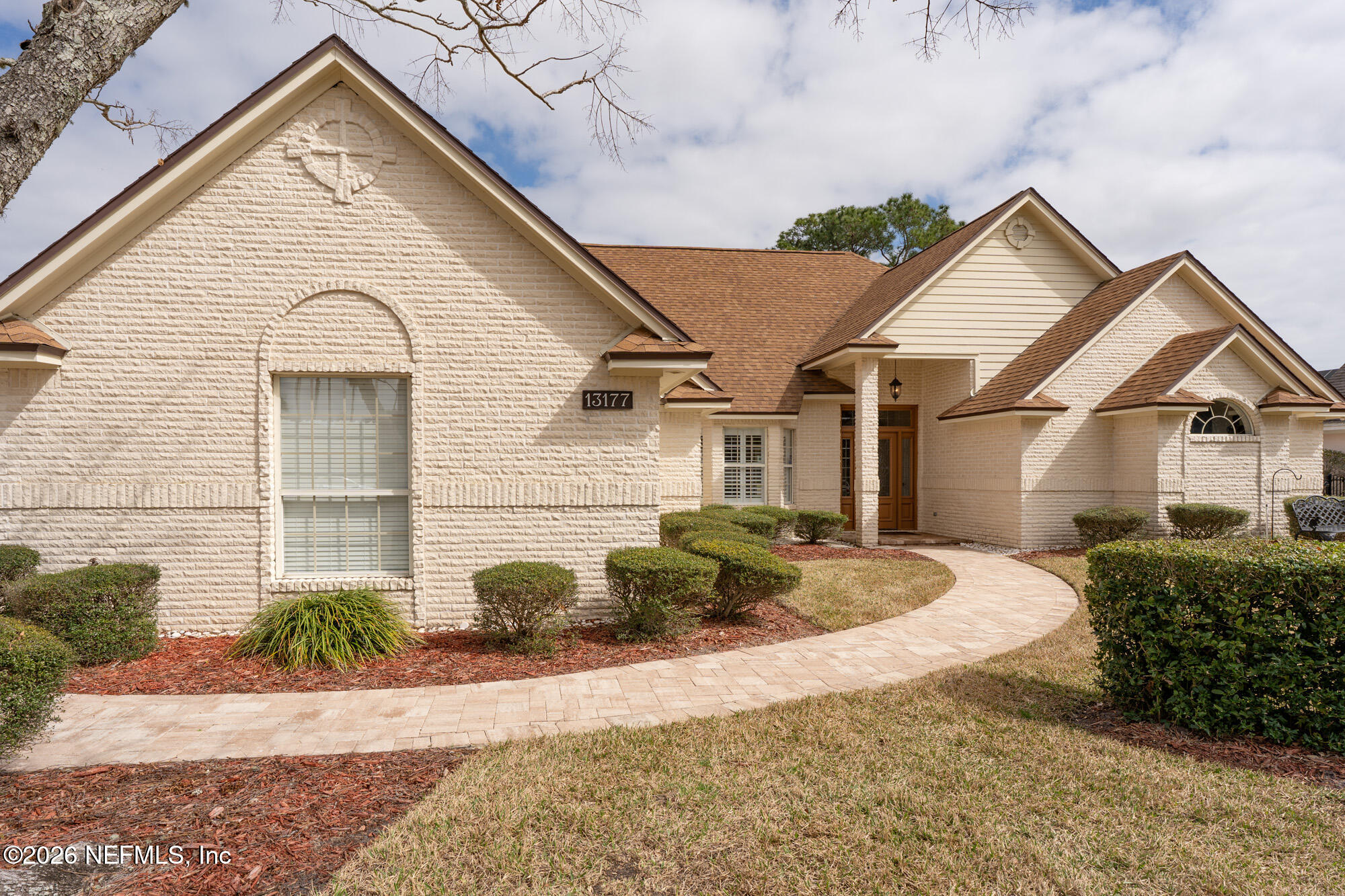 13177 Cricket Cove Road North Jacksonville, FL 32224 - Photo 4 of 39 a front view of a house with garden