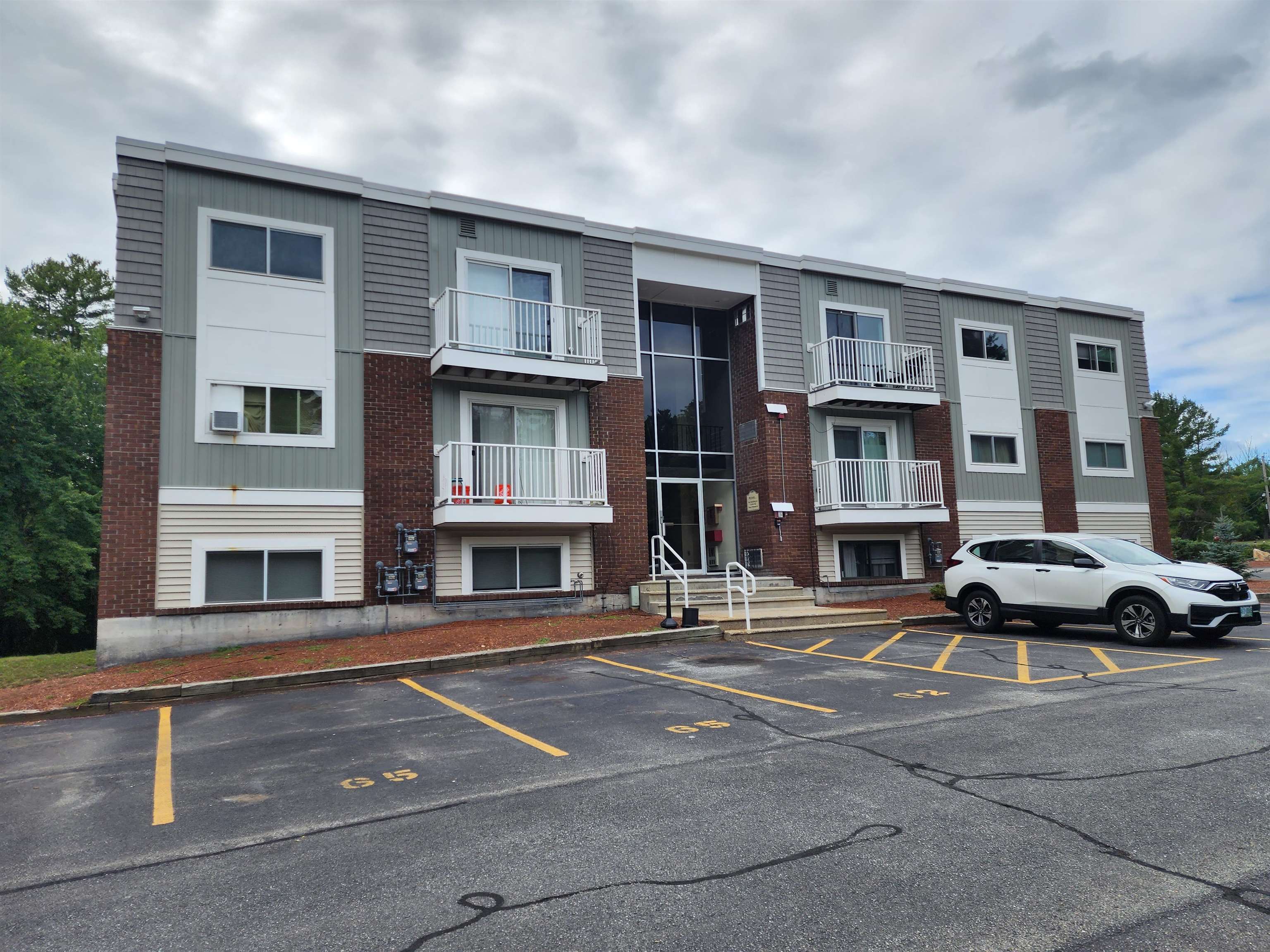 74 E Constitution Drive, Unit 74 Londonderry, NH 03053 - Photo 2 of 28