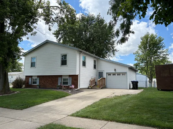 $217,500 | 1402 North Hershey Road, Bloomington, IL 61704