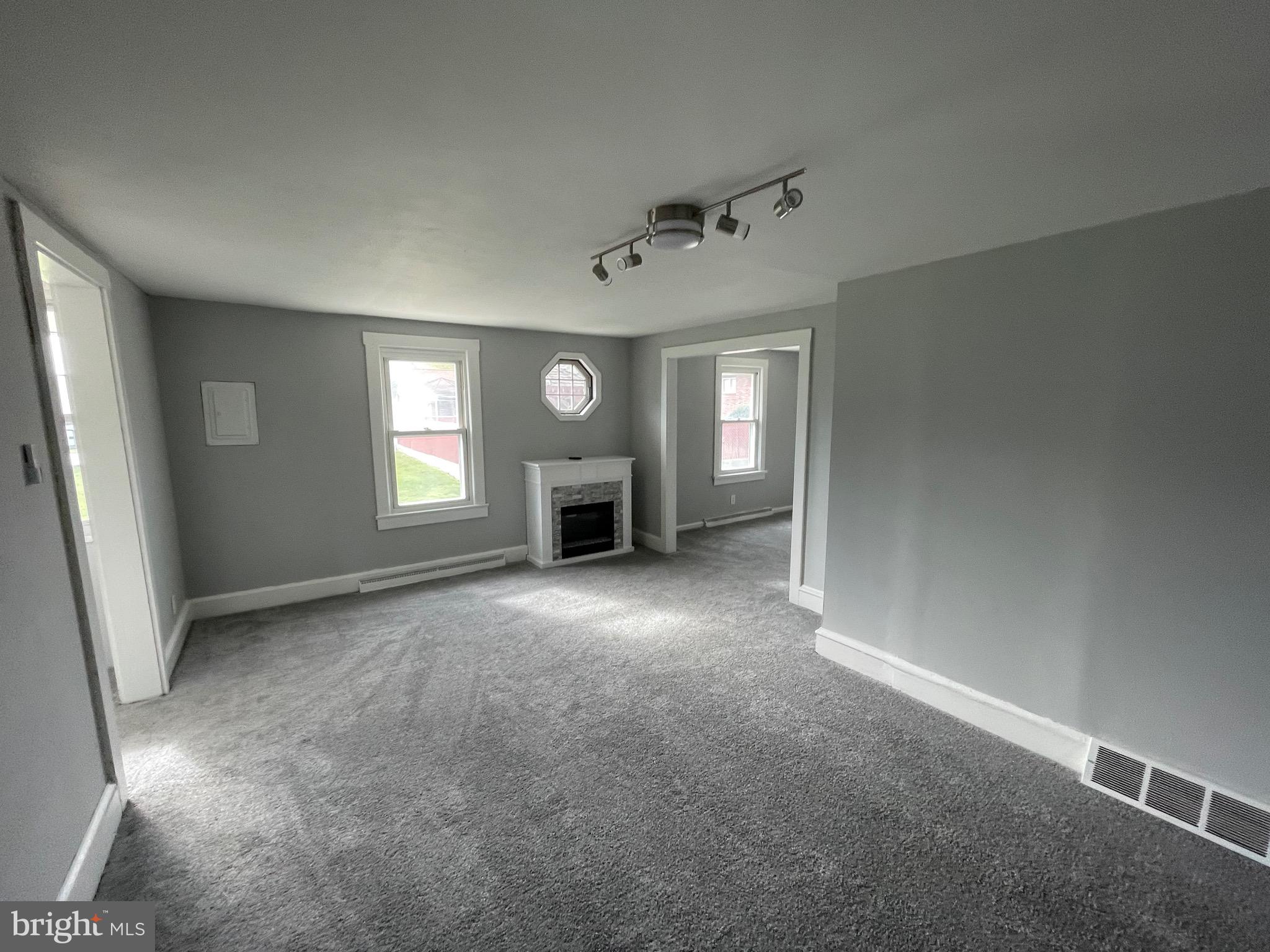 115 Georgia Road Pennsville, NJ 08070 - Photo 10 of 33 Living room