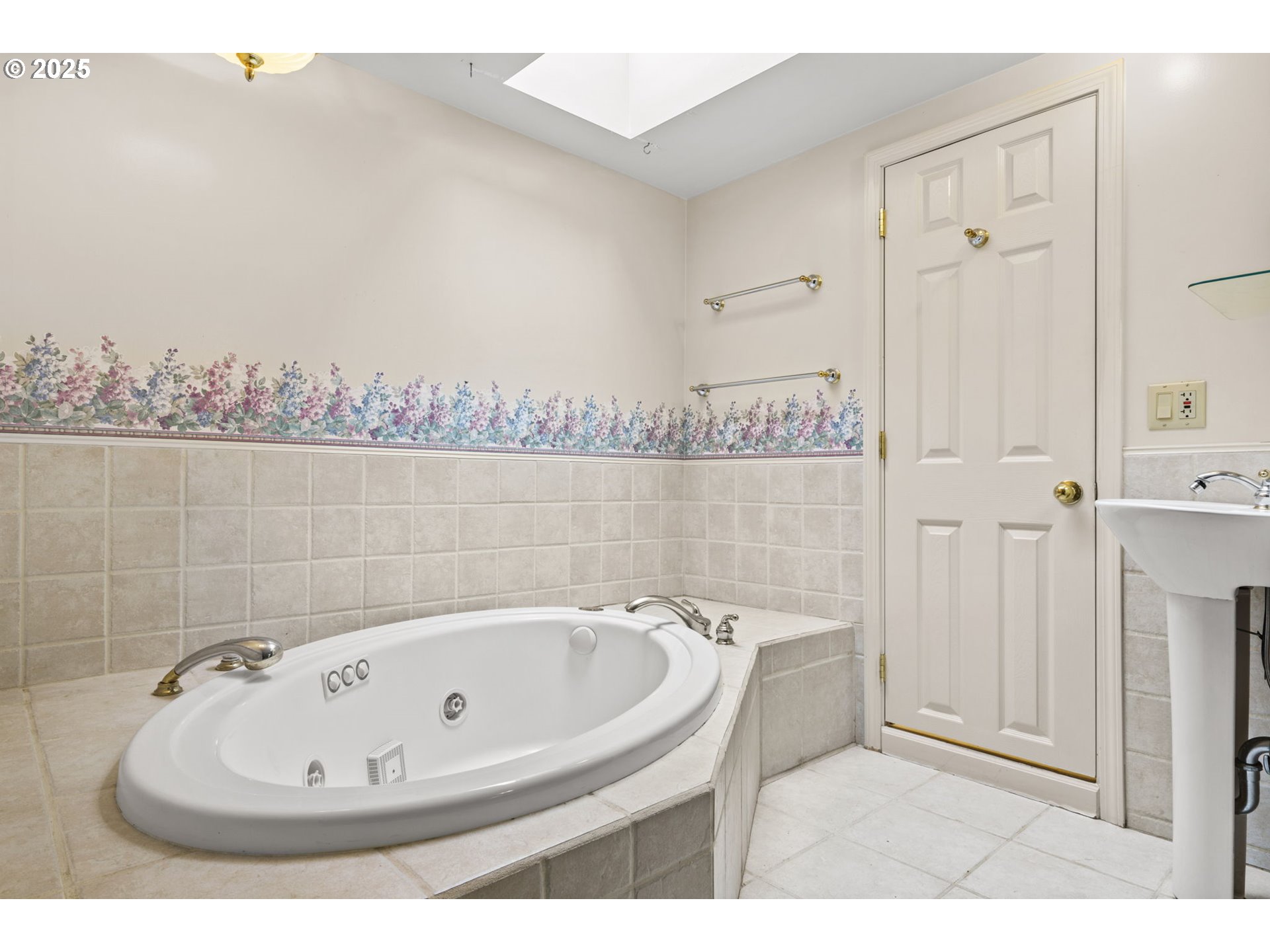 40153 Booth Kelly Road Springfield, OR 97478 - Photo 35 of 44 a bathroom with a bathtub and a sink