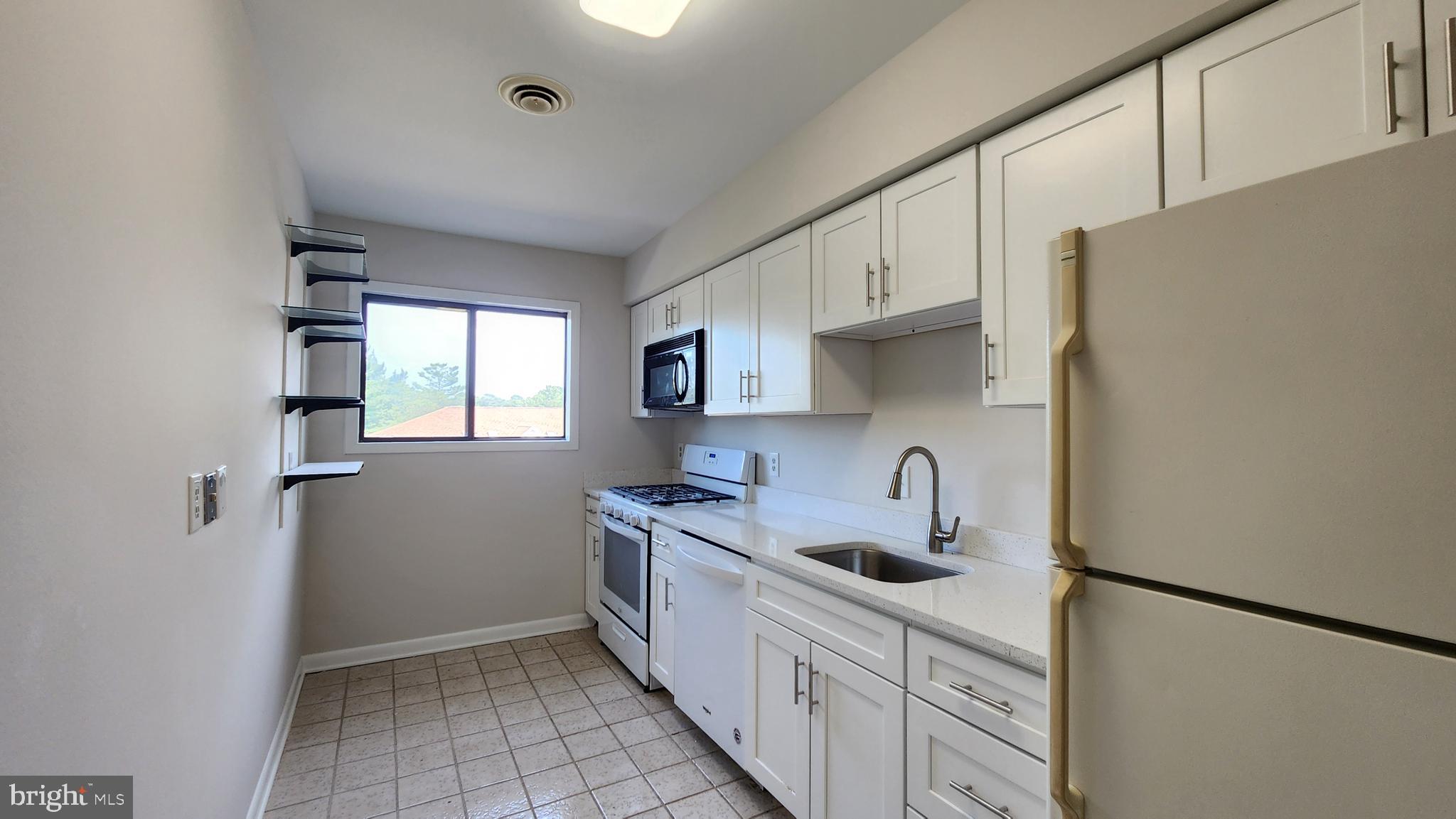 202 Skyhill Road, Unit 7 Alexandria, VA 22314 - Photo 4 of 15