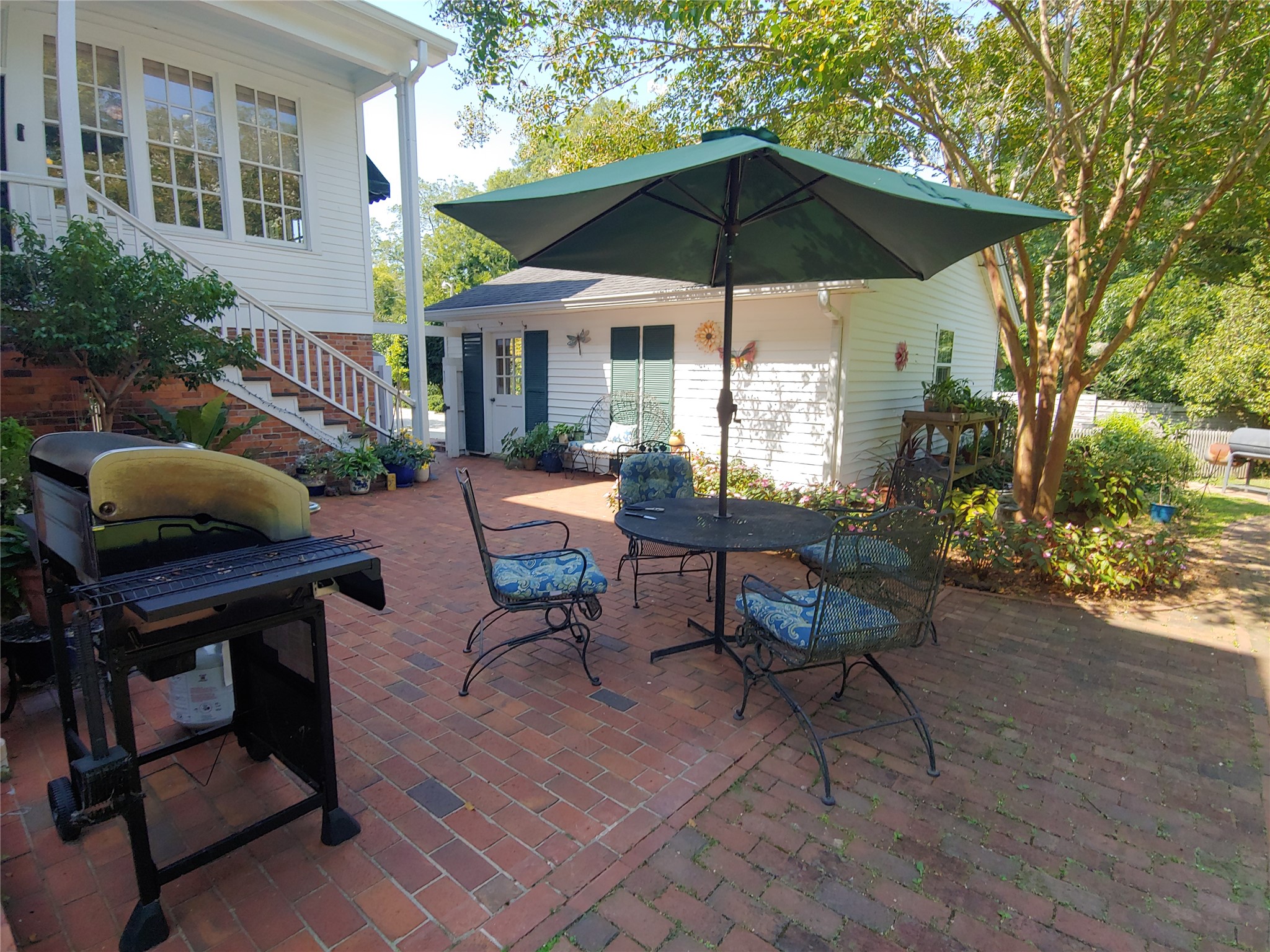 414 Spring Street Washington, GA 30673 - Photo 37 of 42 a view of a table and chairs under an umbrella in the patio