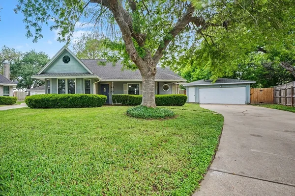 $300,000 | 533 White Wing Court, Dickinson, TX 77539