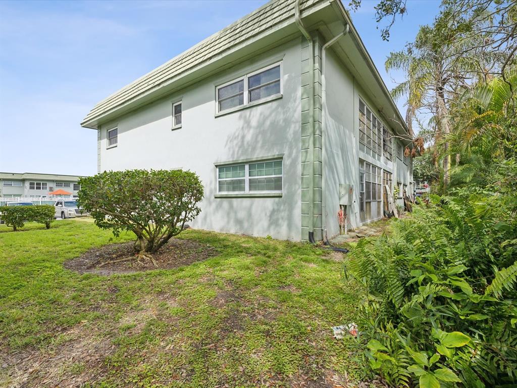 1433 South Belcher Road, Unit F20 Clearwater, FL 33764 - Photo 32 of 57 a backyard of a house with lots of green space