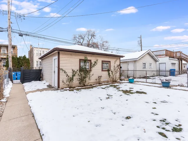 $2,200 | 3345 North Springfield Avenue, Unit 2, Chicago, IL 60618