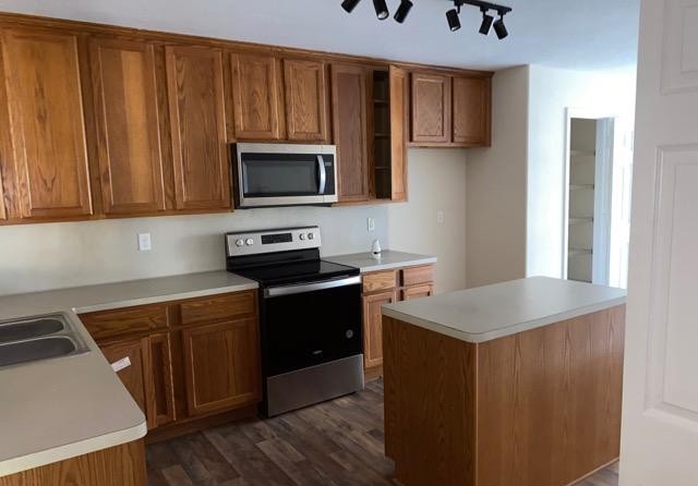 12307 Longfellow Drive Montgomery, TX 77356 - Photo 20 of 23 a kitchen with a cabinets and appliances