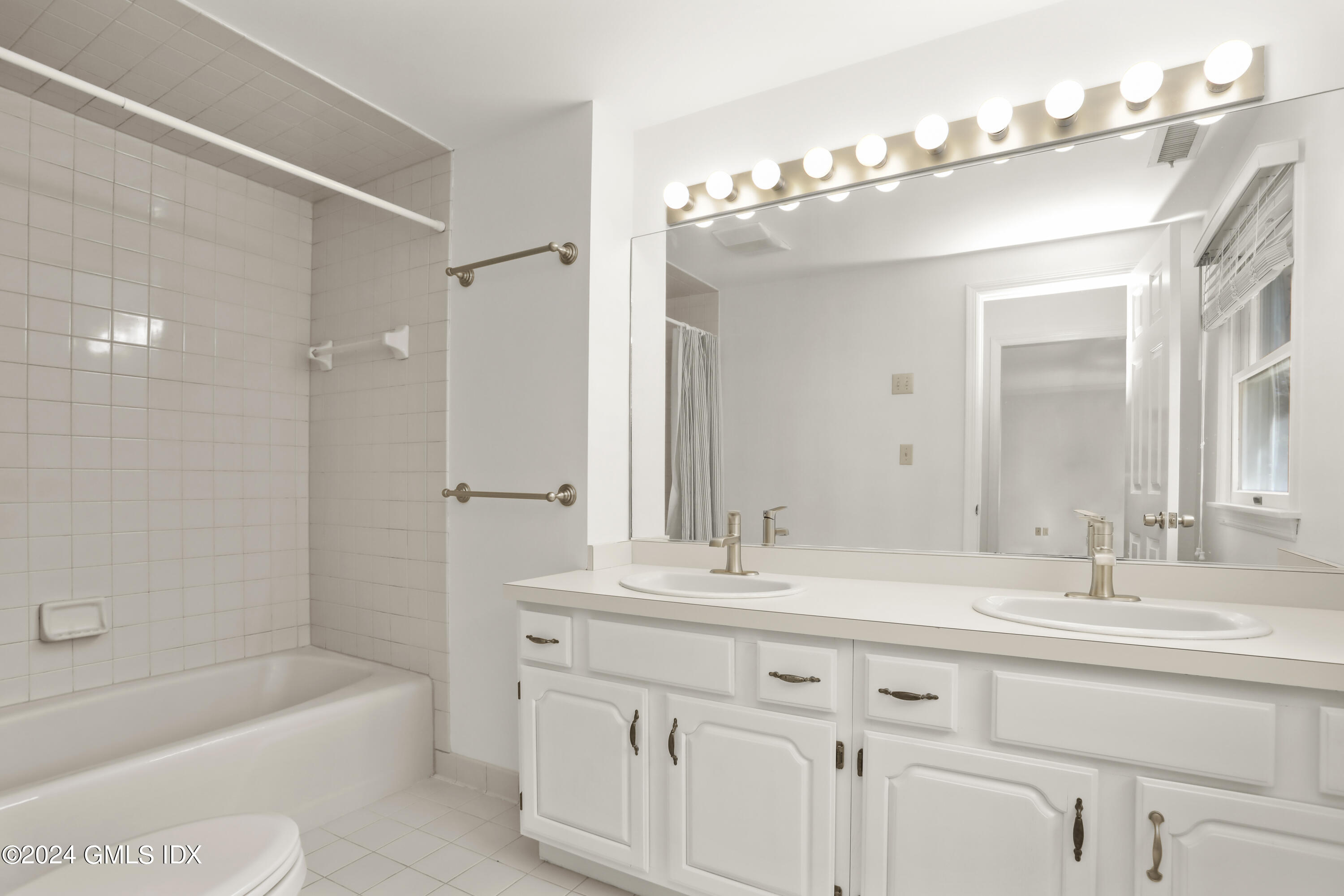 24 Sunshine Avenue Riverside, CT 06878 - Photo 13 of 20 a bathroom with a double vanity sink mirror double and bathtub