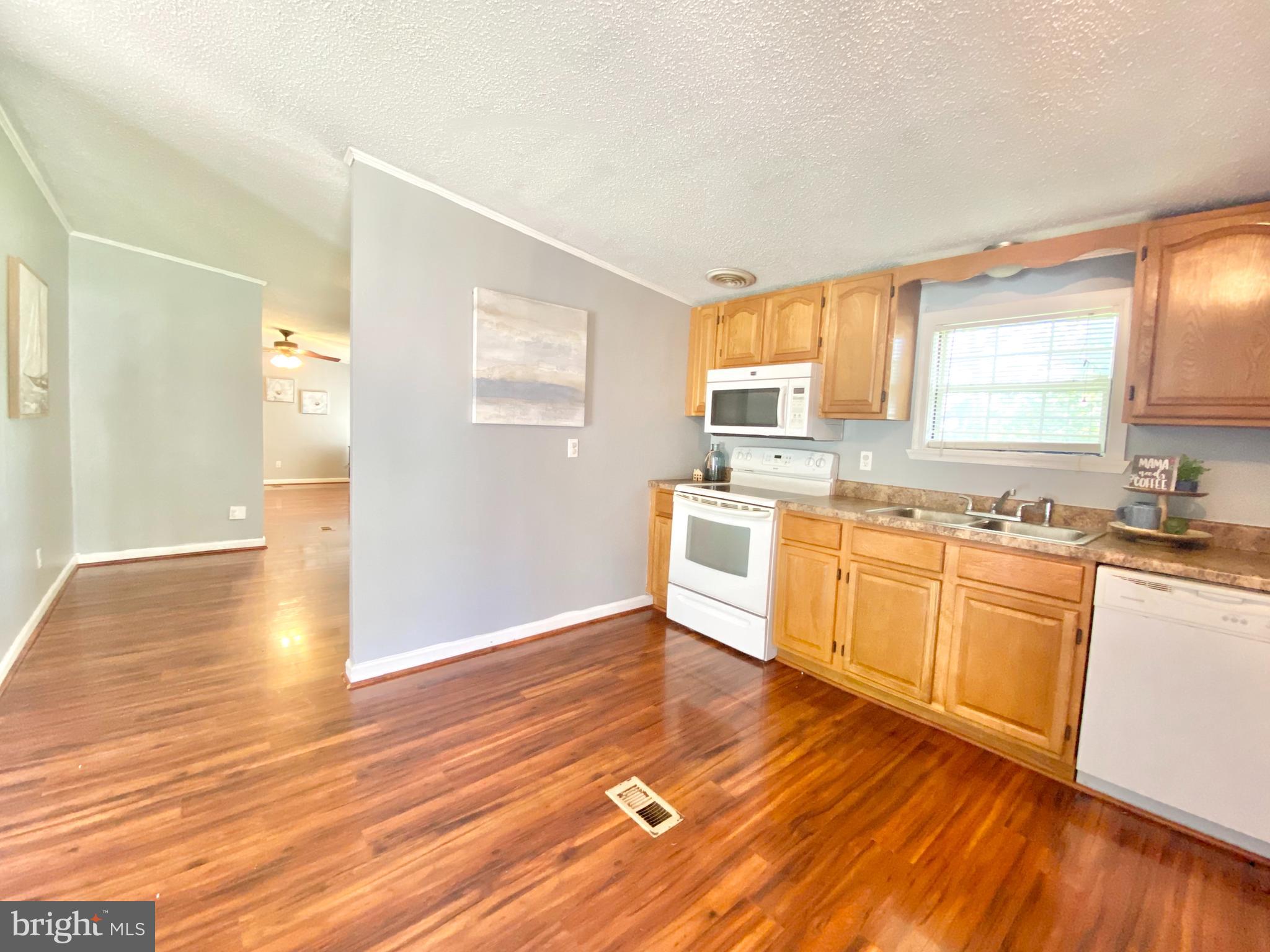 100 Christopher Road Warwick, MD 21912 - Photo 11 of 31 Eat in kitchen area