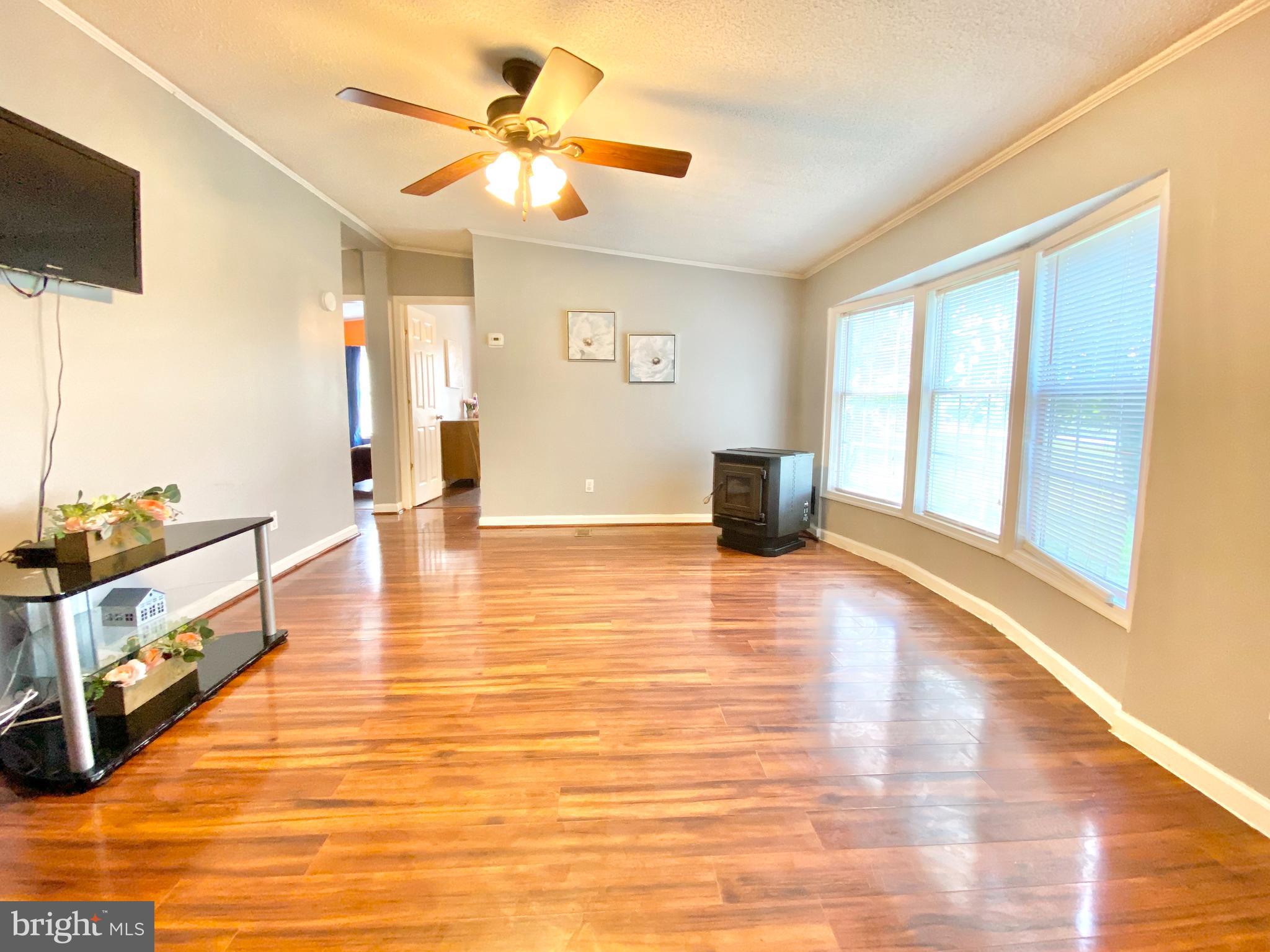 100 Christopher Road Warwick, MD 21912 - Photo 4 of 31 Bright, open living room