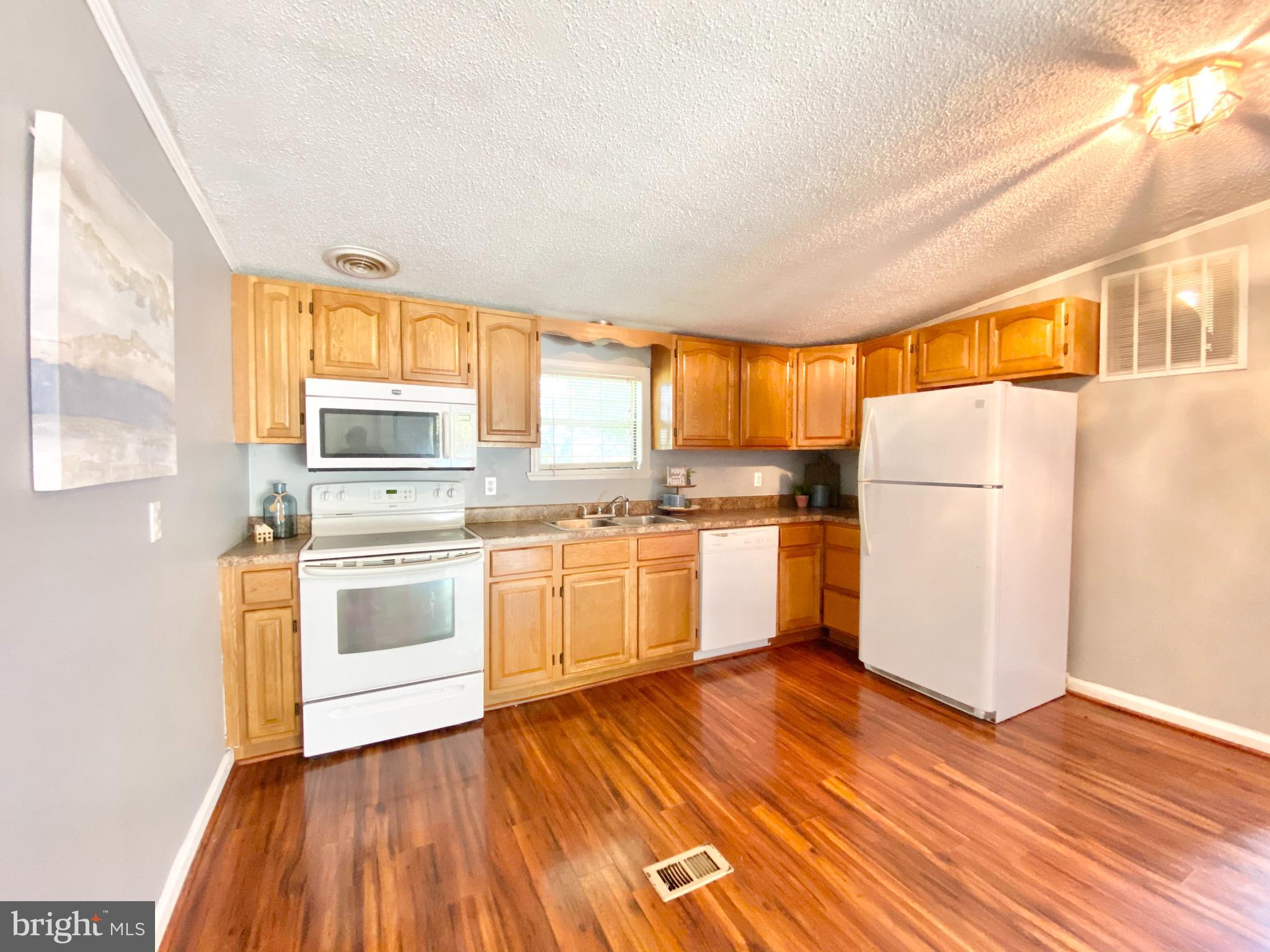 100 Christopher Road Warwick, MD 21912 - Photo 8 of 31 Spacious kitchen