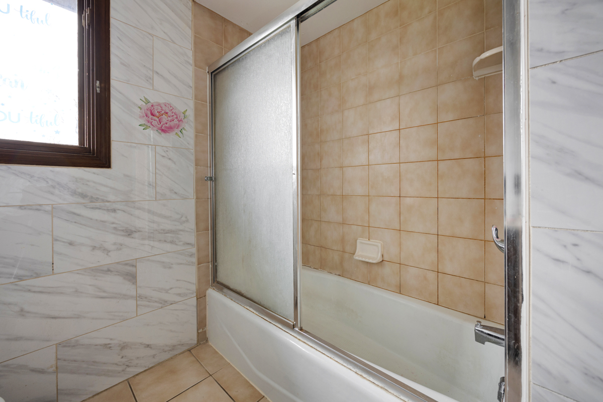5916 West 127th Street Alsip, IL 60803 - Photo 15 of 22 a bathroom with a bathtub