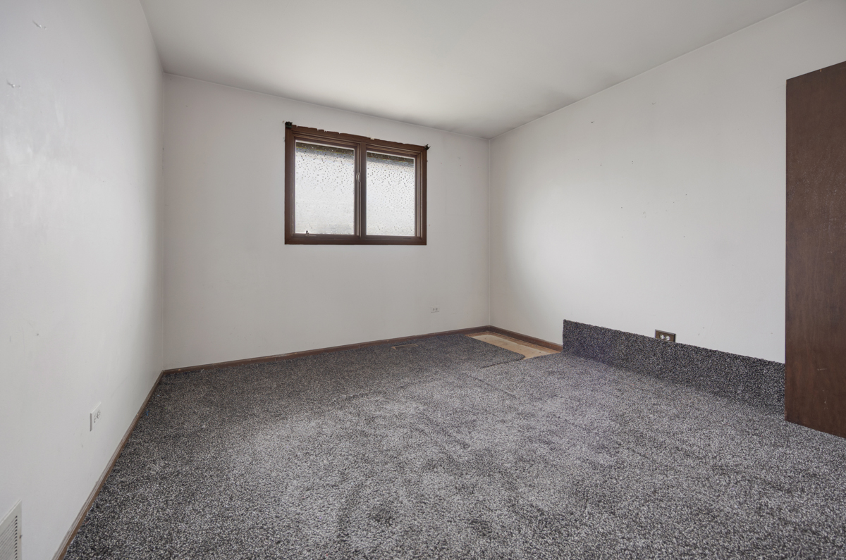 5916 West 127th Street Alsip, IL 60803 - Photo 17 of 22 a view of a window in a room