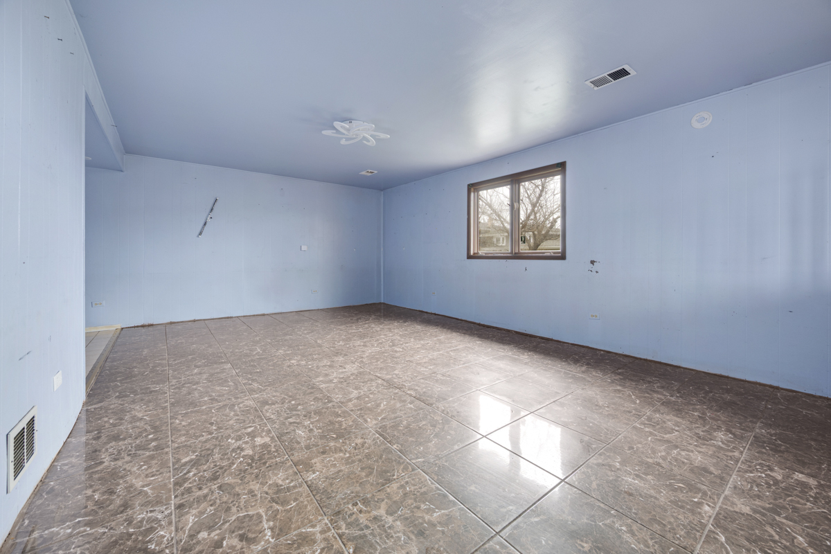 5916 West 127th Street Alsip, IL 60803 - Photo 18 of 22 an empty room with windows