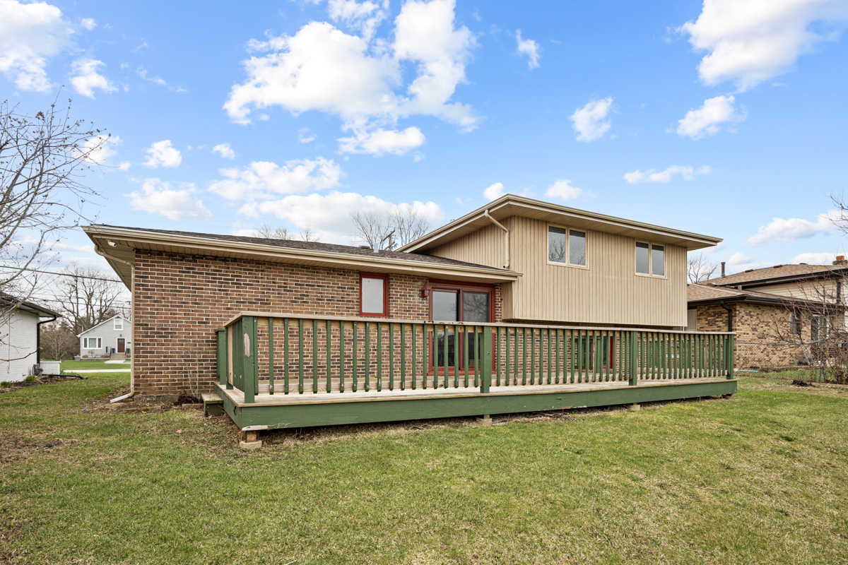 5916 West 127th Street Alsip, IL 60803 - Photo 20 of 22 a front view of a house with a garden
